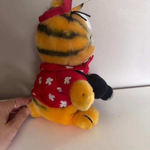 Vintage Garfield Canada Tourist Plush Stuffed Animal Dakin 1981 Maple Leaf Shirt - Picture 4 of 7